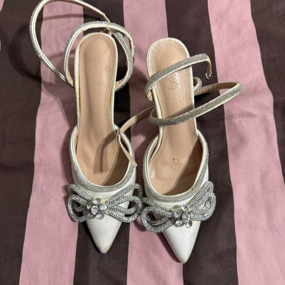 bow heels
